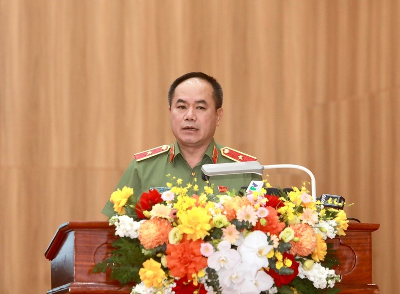 Thiếu tướng Nguyễn Thanh Tùng, Giám đốc Công an TP Hà Nội trả lời tại buổi tiếp xúc cử tri. (Ảnh: Dân trí)