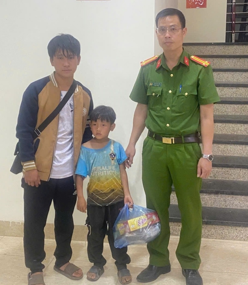 Công an xã Phiêng Ban giúp đỡ cháu bé đi lạc về với gia đình. (Ảnh: VOV)