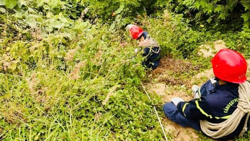 Lực lượng cứu hộ triển khai công tác tìm kiếm. Ảnh: PLO.