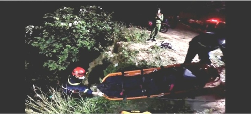 Thi thể nạn nhân đã được đưa lên mặt đất an toàn bằng hệ thống ròng rọc chuyên dụng. Ảnh: Báo Tuổi trẻ.