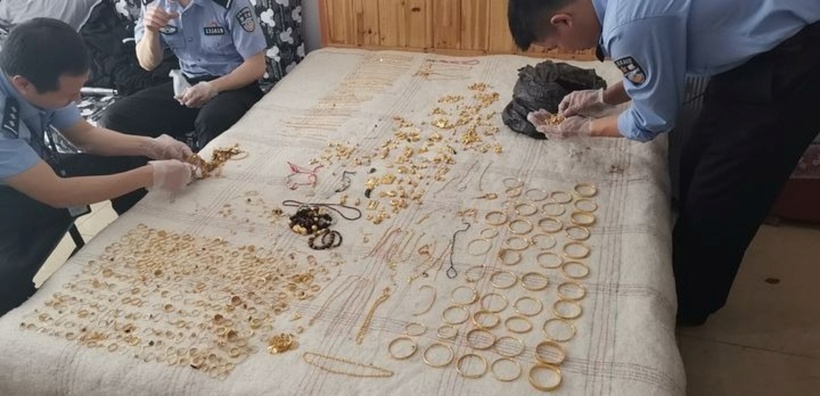 Số vàng được tìm thấy trong bức tường. Ảnh: The Paper