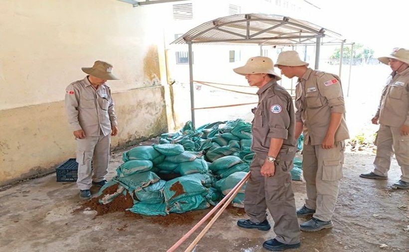 Lực lượng Peace Trees Vietnam tiến hành hủy nổ đạn cối ngay trong khuôn viên trường. (Ảnh: Thanh niên)