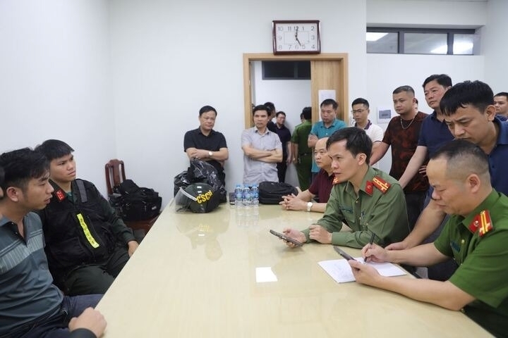 Cơ quan Công an lấy lời khai ban đầu 2 đối tượng. Ảnh: VTC News