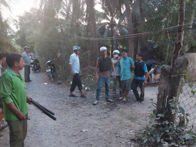 Công an xã và lực lượng bảo vệ an ninh, trật tự ở cơ sở xã Bình Ninh, huyện Chợ Gạo xử lý vụ việc. (Ảnh: Công an Tiền Giang)