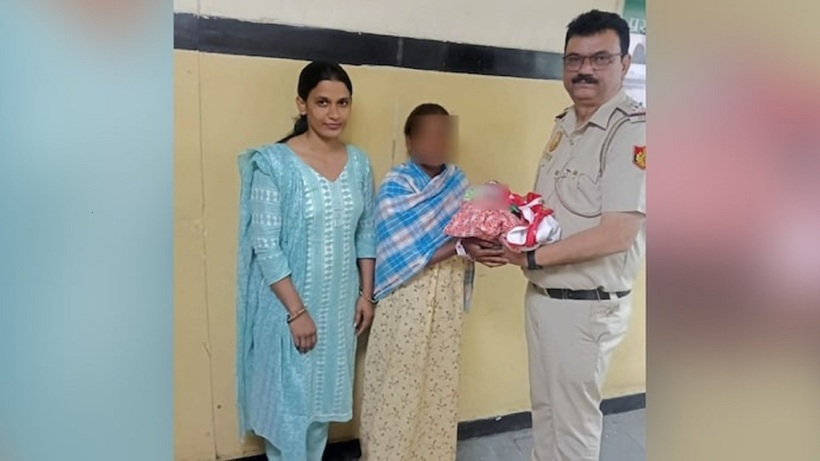 Cảnh sát Delhi trả lại đứa trẻ sơ sinh bị bắt cóc cho người mẹ. Ảnh: Indiatoday