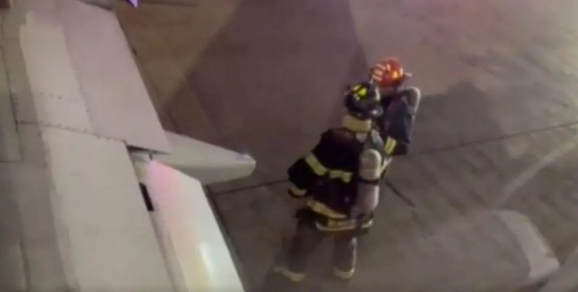 Lực lượng cứu hỏa kiểm tra động cơ máy bay sau khi phương tiện này hạ cánh. Ảnh: Mirror