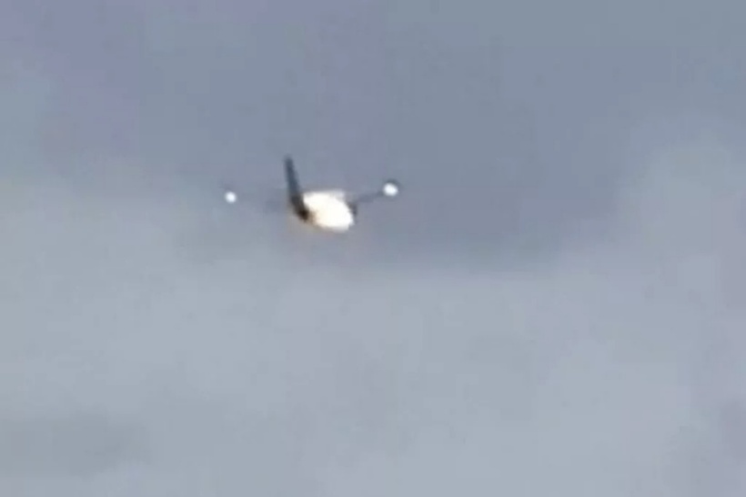 Động cơ máy bay bốc cháy trong lúc đang cất cánh. Ảnh: Mirror