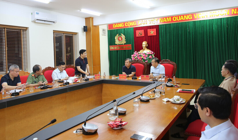 Trung tướng Nguyễn Văn Long, Thứ trưởng Bộ Công an và đồng chí Vũ Đại Thắng - Bí thư Tỉnh ủy trực tiếp chỉ đạo triển khai phương án truy bắt các đối tượng