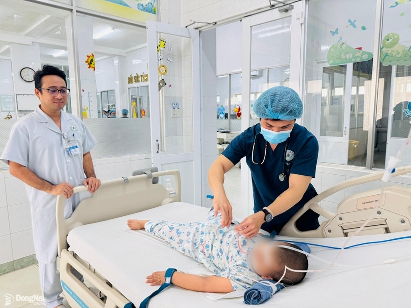 Bệnh nhi hiện tỉnh táo, tiếp xúc tốt, không để lại di chứng, đang được tiếp tục hỗ trợ thở oxy. Ảnh: Báo Đồng Nai