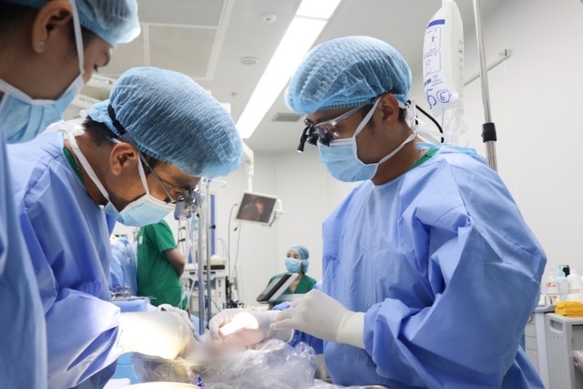 Các bác sĩ tiến hành ghép gan cho bệnh nhi. Ảnh: Người Lao Động