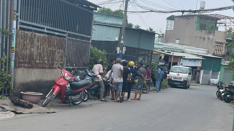 Người dân xung quanh đứng xem công an khám nghiệm hiện trường. (Ảnh: VOV)