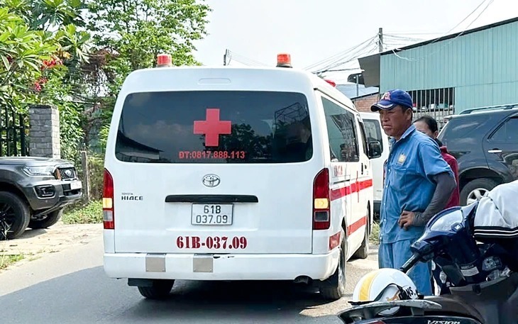 Xe cấp cứu chờ chuyển thi thể hai nạn nhân khỏi hiện trường. Ảnh: Tuổi trẻ