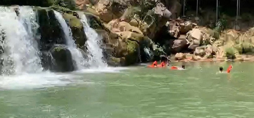 Các lực lượng chức năng vẫn đang nỗ lực tìm kiếm thi thể nạn nhân. (Ảnh S.L.24h)