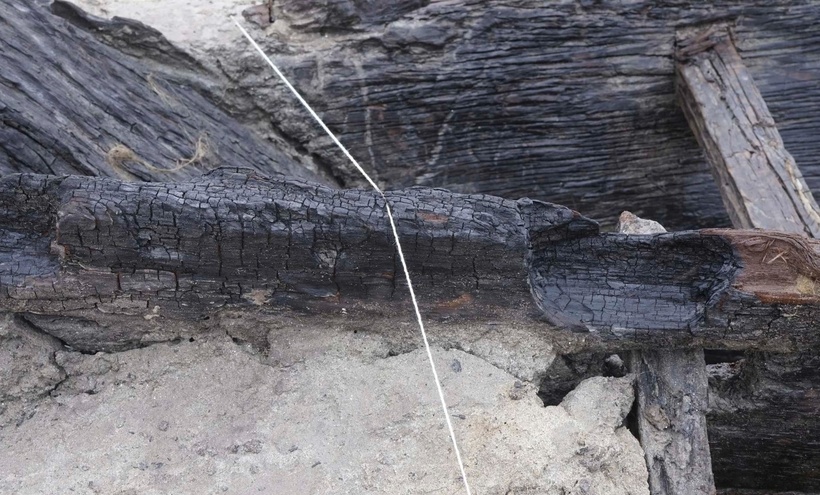 Vết tích cháy trên phần mạn thuyền cổ ở Bắc Ninh. (Ảnh: VietnamNet)