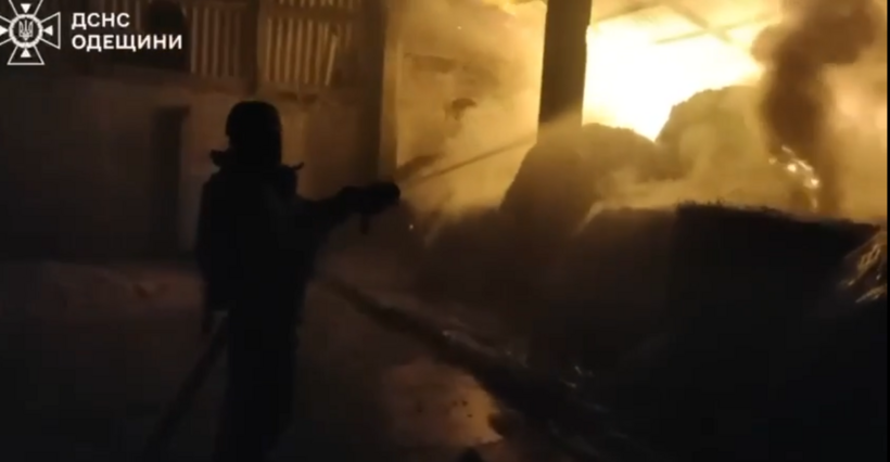 Lửa bùng lên sau đòn tấn công. Ảnh cắt từ clip: Kyiv Post