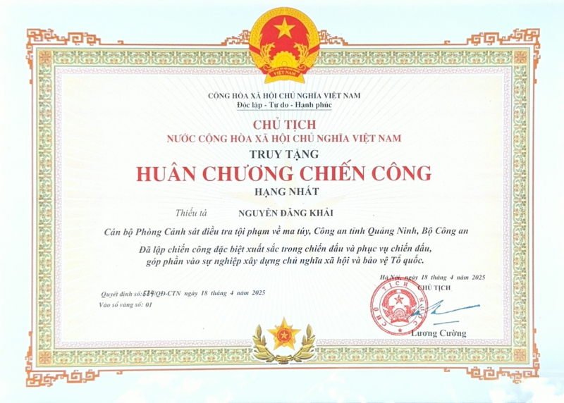 Chủ tịch nước Lương Cường ký Quyết định truy tặng Huân chương Chiến công hạng Nhất cho Thiếu tá, liệt sĩ Nguyễn Đăng Khải, cán bộ Phòng CSĐT tội phạm về ma tuý Công an tỉnh Quảng Ninh. Ảnh: Báo Quảng Ninh.