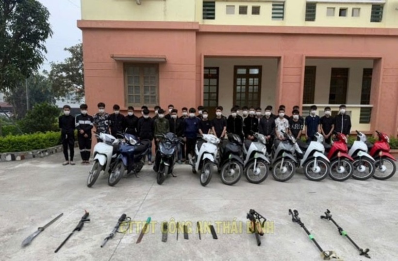 Các đối tượng cùng tang vật. Ảnh: Công an tỉnh Thái Bình