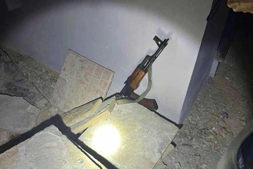 Tang vật thu giữ gồm 16 bánh heroin, 2 khẩu súng quân dụng, 1 quả lựu đạn, 3 ô tô cùng nhiều tang chứng, vật chứng liên quan