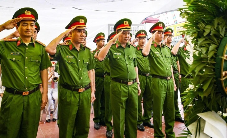 Đồng đội có mặt, đưa tiễn Thiếu tá Nguyễn Đăng Khải. Ảnh: Tuổi trẻ.