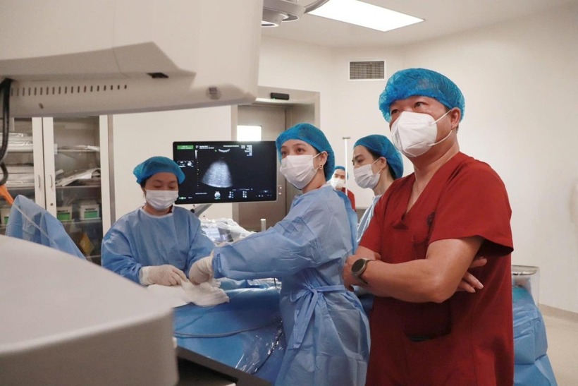 Các bác sĩ tiến hành phẫu thuật. Ảnh: VnExpress