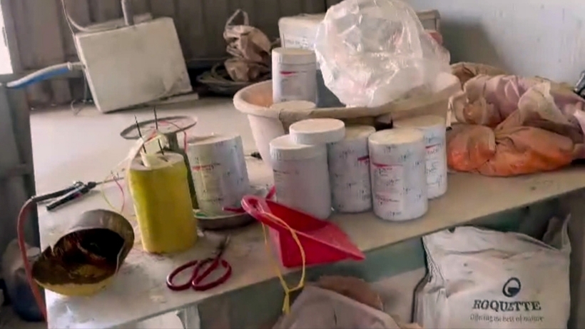 Các phụ gia, phẩm màu sử dụng để chế biến thuốc giả. Ảnh: VietNamNet