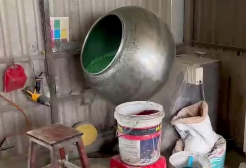 Máy phối trộn thuốc để cạnh bao bì, xô chậu bẩn. Ảnh: Sức Khỏe & Đời Sống