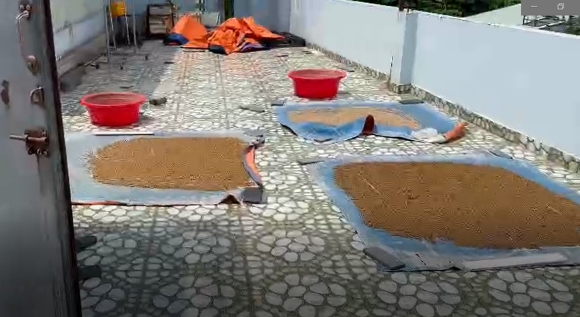 Thành phẩm thuốc giả được phơi ở trên sân thượng. Ảnh: VietNamNet