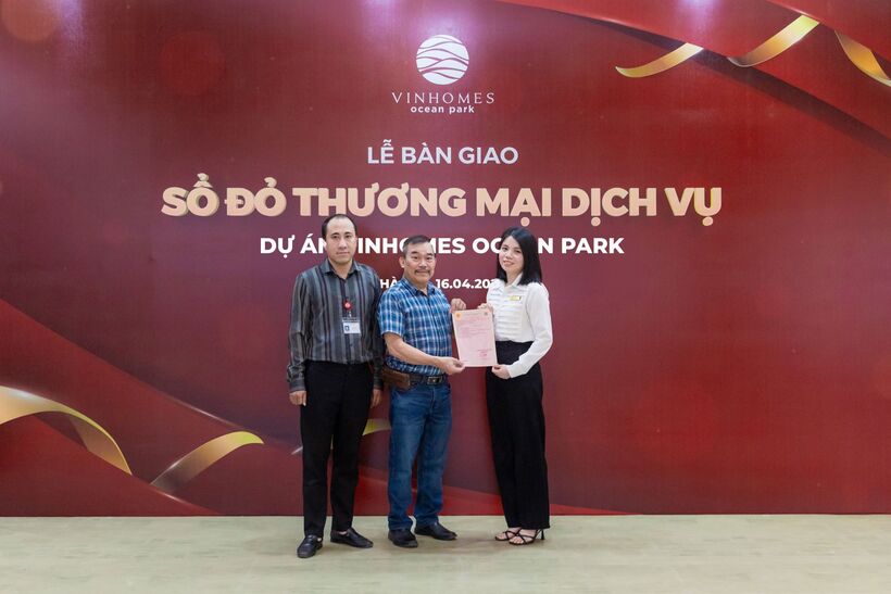 Lễ bàn giao sổ đỏ thương mại dịch vụ Vinhomes Ocean Park với sự tham dự của khách hàng và ngân hàng cho vay vốn