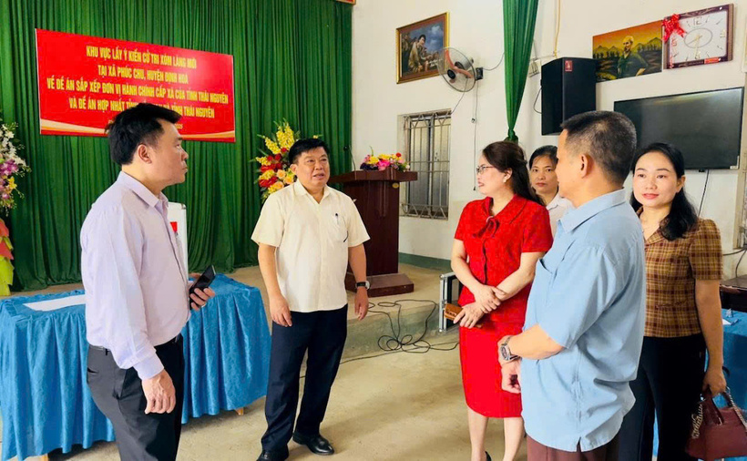 Đoàn kiểm tra của Sở Nội vụ tỉnh Thái Nguyên kiểm tra công tác lấy ý kiến cử tri tại xóm Làng Mới, xã Phúc Chu (huyện Định Hóa)