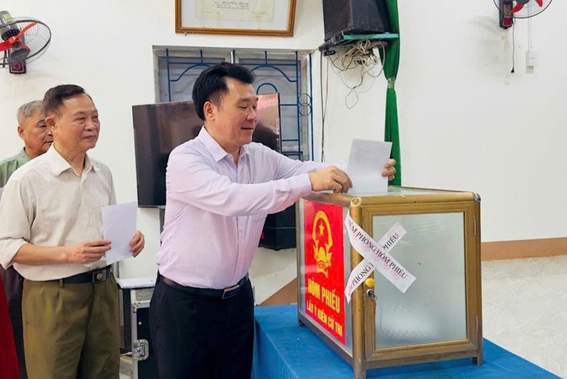 Ông Nguyễn Minh Tú, Chủ tịch UBND huyện Định Hoá, tỉnh Thái Nguyên tham gia bỏ phiếu về chủ trương sắp xếp đơn vị hành chính cấp xã của tỉnh Thái Nguyên và chủ trương hợp nhất tỉnh Bắc Kạn và tỉnh Thái Nguyên