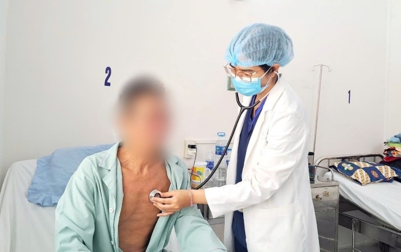 Bác sĩ thăm khám cho cụ ông sau thủ thuật. Ảnh: Tri thức & Cuộc sống