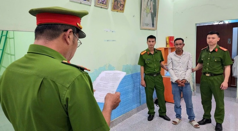 Công an đọc lệnh giữ người trong trường hợp khẩn cấp với Trương Khắc Hổ. Ảnh: Thanh Niên