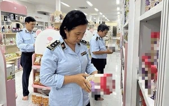 Lực lượng quản lý thị trường Cần Thơ kiểm tra hàng hóa. Ảnh: Tiền phong