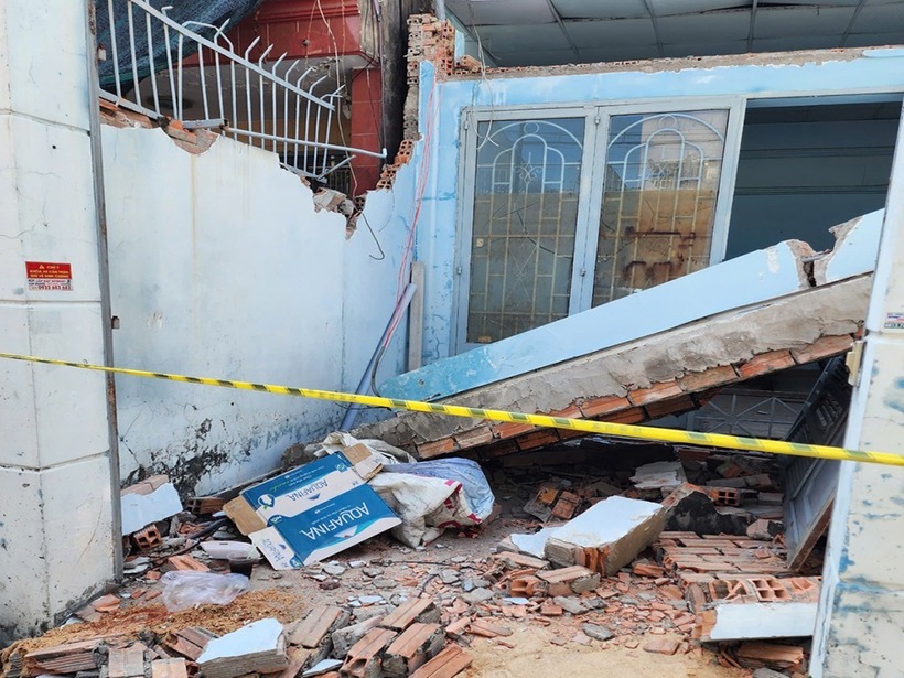 Căn nhà bị sập khiến thợ xây đang tháo dỡ bị tường đè trúng. (Ảnh: VnExpress)