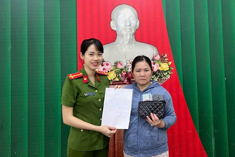 Bà Giỏi nhận lại chiếc ví và viết thư cảm ơn. (Ảnh: Thanh niên)