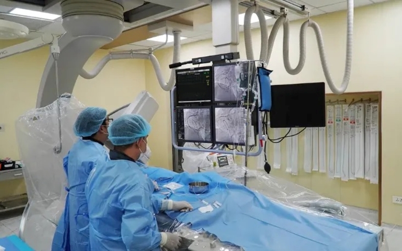 Ekip bác sĩ can thiệp lấy huyết khối bằng dụng cụ nhằm tái thông mạch máu đang bị tắc nghẽn. Ảnh: Thời báo VTV