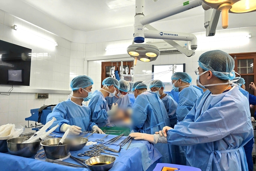Các bác sĩ tiến hành ca ghép thận. Ảnh: Gia Đình Việt Nam