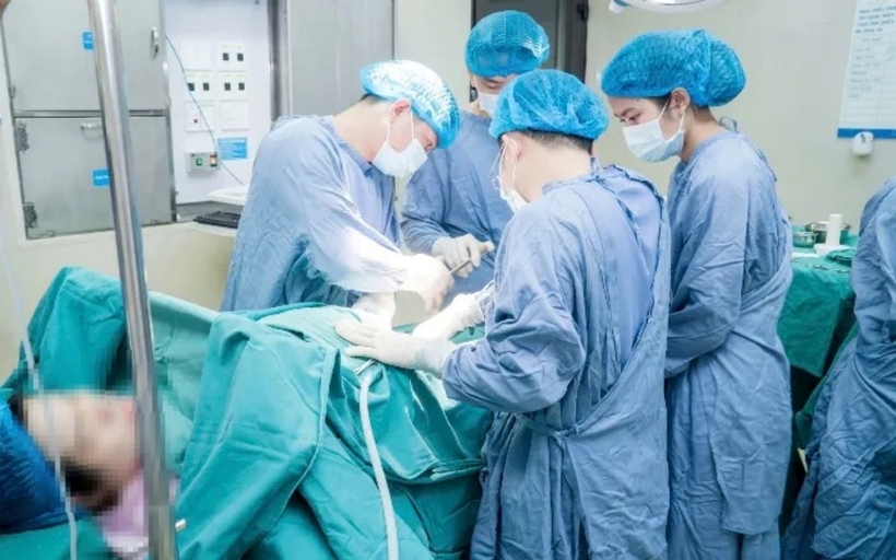 Ca phẫu thuật diễn ra thành công, bé trai chào đời khỏe mạnh, nặng 2,9 kg. Ảnh: Thời báo VTV