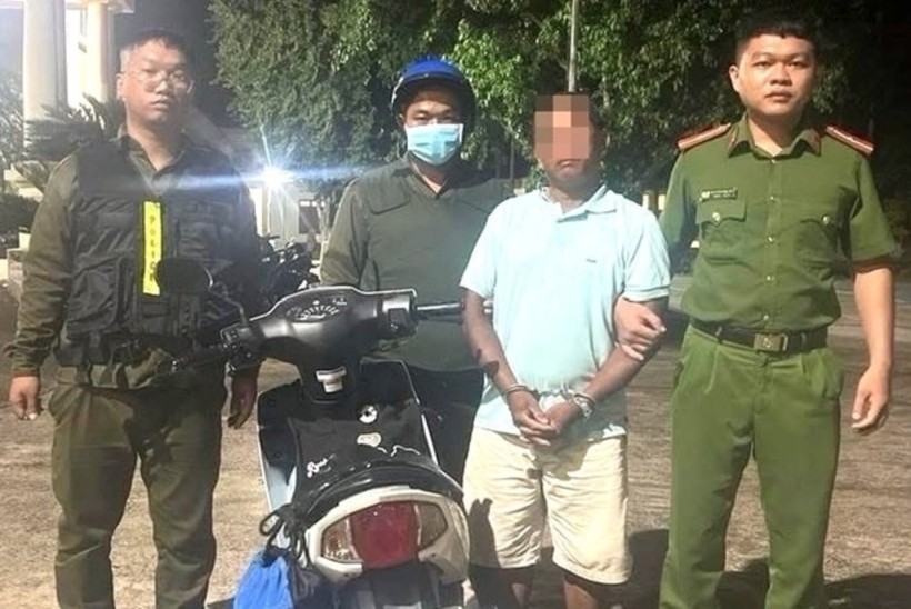 Đối tượng Phan Văn Hùng bị bắt giữ. Ảnh: Lao Động