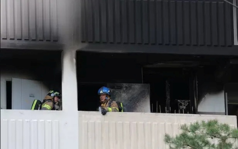 Lực lượng cứu hỏa nhanh chóng có mặt tại hiện trường, thực hiện các biện pháp dập lửa. Ảnh: News1