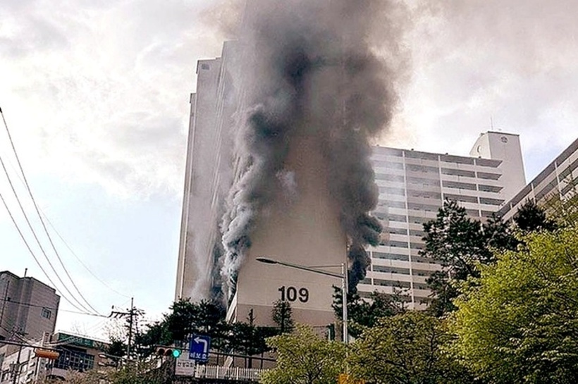 Vụ hỏa hoạn xảy ra tại chung cư 21 tầng ở Seoul (Hàn Quốc). Ảnh: Yonhap