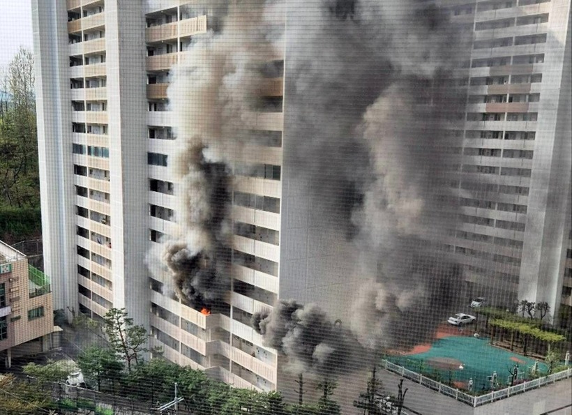 Khói đen bốc lên cao. Ảnh: News1