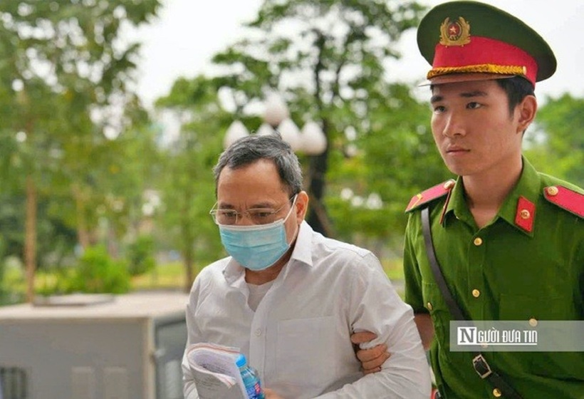 Cùng hầu tòa còn có 11 bị cáo liên quan.