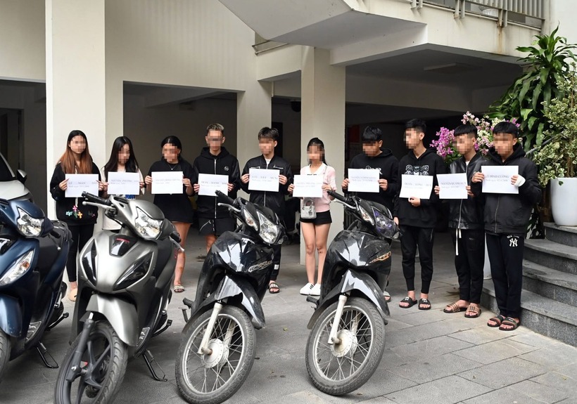 Nhóm "quái xế" bị triệu tập lên cơ quan công an. Ảnh: Dân Việt