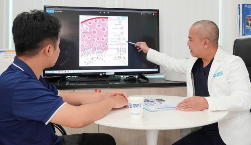 Bác sĩ Trà Anh Duy tư vấn cho bệnh nhân. Ảnh: Vnexpress.