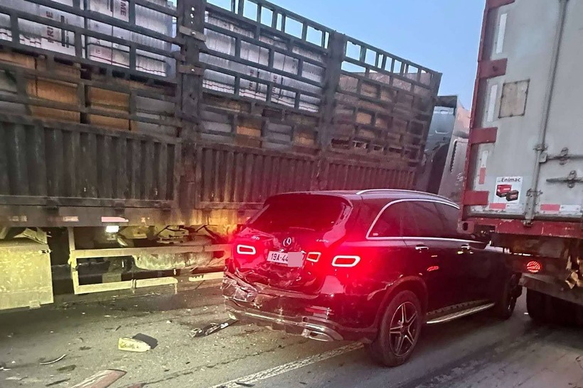 Giao thông qua đoạn Km16 hướng Lào Cai đi Hà Nội bị ùn ứ, báo Dân Trí đưa tin.