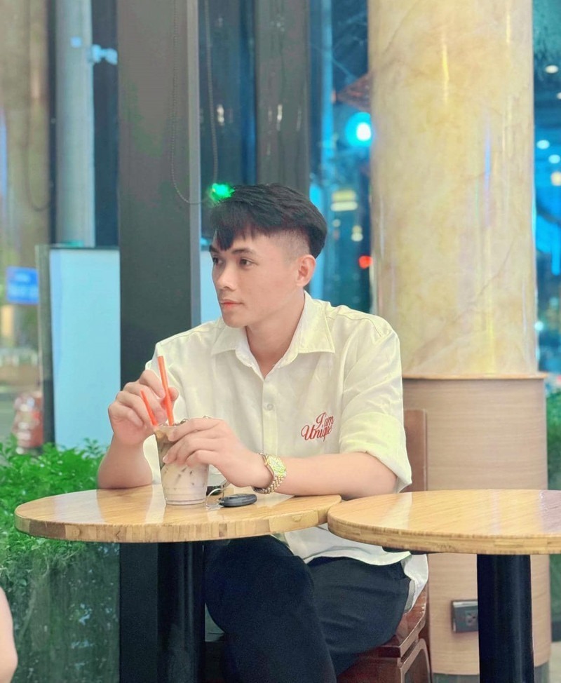 Khoảnh khắc ấy nhanh chóng lan truyền trên mạng xã hội với hàng nghìn lượt xem. Hoàng Đức Thắng từng theo học chuyên ngành Thông tin lục quân của Trường Sĩ quan Thông tin (TP Nha Trang, tỉnh Khánh Hòa). Anh hiện công tác tại Trung tâm 386 - Bộ Tư lệnh Tác chiến Không gian mạng. Ảnh: Facebook Hoàng Đức Thắng.