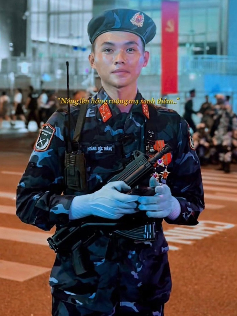 Chia sẻ trên Vietnamnet, tối 18/4, Hoàng Đức Thắng (SN 2000, quê Nghệ An) có mặt tại địa điểm hợp luyện diễu binh tại TP.HCM. Nhân lúc chưa đến giờ tập luyện, Thắng nhờ đồng đội chụp một bức ảnh mặc bộ quân phục rồi đăng lên kênh TikTok làm kỷ niệm. Ảnh: Facebook Hoàng Đức Thắng.