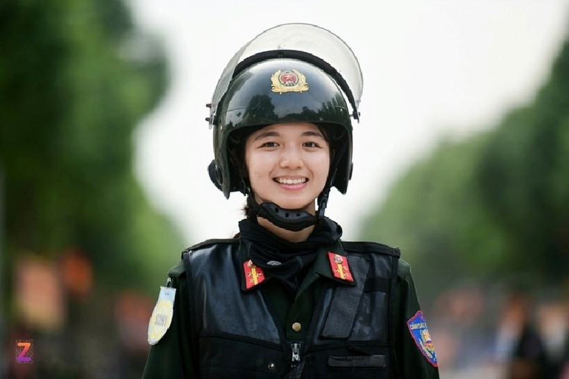 Nguyễn Bảo Chinh, học viên năm 3 tại Đại học Cảnh sát Nhân dân, thuộc khối diễu binh nữ Cảnh sát Đặc nhiệm. Cô là một trong những gương mặt được quan tâm nhiều nhất mạng xã hội những ngày qua, khi vô tình để lộ gương mặt sau lớp khẩu trang trong lúc trả lời phỏng vấn. Gương mặt sáng, nụ cười rạng rỡ của nữ học viên nhận nhiều lời tán dương. Ảnh: Tạp chí Tri thức