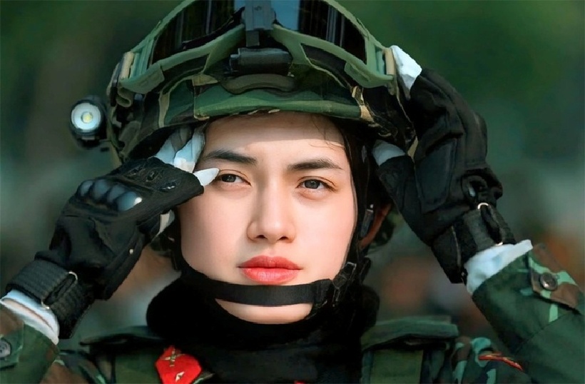 Hạ sĩ Bùi Thị Phương Ngọc thuộc khối diễu binh Nữ chiến sĩ biệt động Sài Gòn. Trên trang cá nhân, Phương Ngọc chia sẻ một số hình ảnh hậu trường luyện tập, nhan sắc xinh đẹp của nữ hạ sĩ nhận được sự quan tâm đặc biệt của dân mạng. Phương Ngọc từng tốt nghiệp Trường Đại học Luật TP.HCM. Năm 2022, Phương Ngọc làm đơn tình nguyện nhập ngũ. Cô muốn được phục vụ lâu dài trong quân đội. Ảnh: Facebook Phương Ngọc.